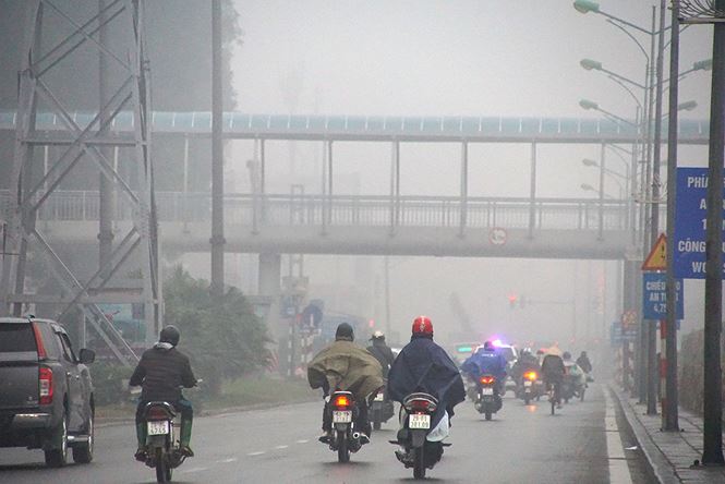 Hà Nội chìm trong sương mù và nồm ẩm